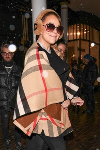 mariah-carey-out-shopping-with-friends-at-prada-in-aspen-12-23-2023-0.jpg