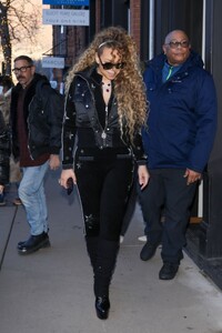 mariah-carey-shopping-at-valentino-in-aspen-12-27-2023-0.jpg