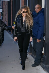 mariah-carey-shopping-at-valentino-in-aspen-12-27-2023-2.jpg