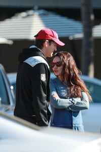 mila-kunis-and-ashton-kutcher-at-a-family-breakfast-in-bel-air-12-28-2023-0.jpg