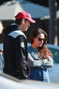mila-kunis-and-ashton-kutcher-at-a-family-breakfast-in-bel-air-12-28-2023-1.jpg