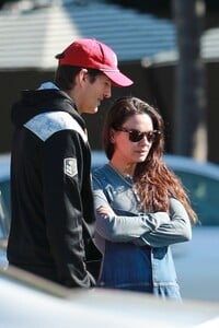 mila-kunis-and-ashton-kutcher-at-a-family-breakfast-in-bel-air-12-28-2023-4.jpg