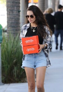 mila-kunis-in-denim-shorts-at-jeni-s-splendid-ice-creams-in-beverly-hills-10-12-2023-1.jpg