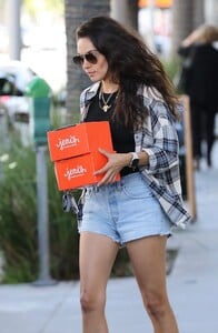 mila-kunis-in-denim-shorts-at-jeni-s-splendid-ice-creams-in-beverly-hills-10-12-2023-6.jpg
