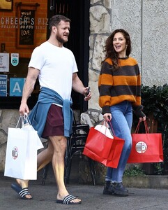 minka-kelly-and-dan-reynolds-out-shopping-in-los-feliz-12-21-2023-3.jpg