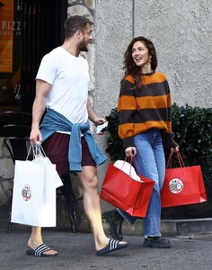 minka-kelly-and-dan-reynolds-out-shopping-in-los-feliz-12-21-2023-5.jpg