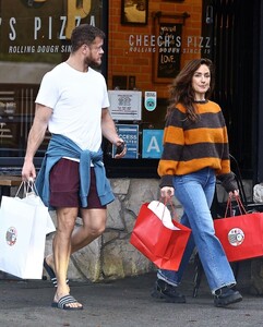 minka-kelly-and-dan-reynolds-out-shopping-in-los-feliz-12-21-2023-6.jpg