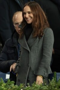 natalie-portman-at-ligue-1-match-between-paris-saint-germain-and-fc-nantes-at-parc-des-princes-stadium-in-paris-12-09-2023-2.jpg