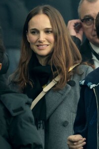 natalie-portman-at-ligue-1-match-between-paris-saint-germain-and-fc-nantes-at-parc-des-princes-stadium-in-paris-12-09-2023-6.jpg