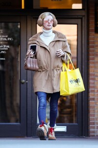 nicky-hilton-shopping-for-kids-clothes-at-monkeys-in-aspen-12-16-2023-0.jpg