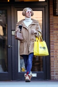 nicky-hilton-shopping-for-kids-clothes-at-monkeys-in-aspen-12-16-2023-1.jpg