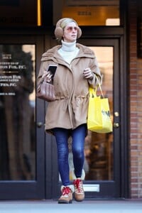 nicky-hilton-shopping-for-kids-clothes-at-monkeys-in-aspen-12-16-2023-3.jpg