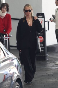 nicole-richie-leaving-dr.-diamond-s-dermatologist-in-beverly-hills-11-30-2023-1.jpg