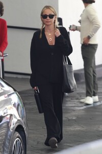 nicole-richie-leaving-dr.-diamond-s-dermatologist-in-beverly-hills-11-30-2023-2.jpg