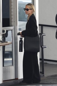 nicole-richie-leaving-dr.-diamond-s-dermatologist-in-beverly-hills-11-30-2023-3.jpg