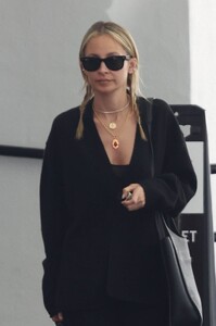 nicole-richie-leaving-dr.-diamond-s-dermatologist-in-beverly-hills-11-30-2023-4.jpg