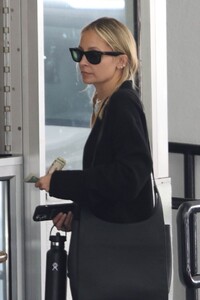 nicole-richie-leaving-dr.-diamond-s-dermatologist-in-beverly-hills-11-30-2023-5.jpg