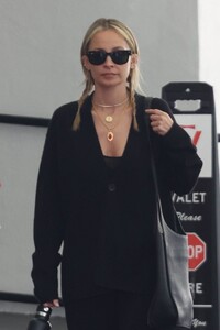 nicole-richie-leaving-dr.-diamond-s-dermatologist-in-beverly-hills-11-30-2023-6.jpg