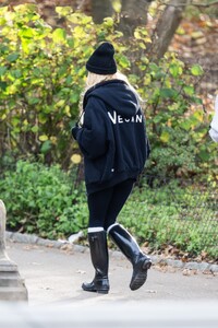pamela-anderson-out-with-a-friend-in-central-park-in-new-york-11-04-2023-3.jpg