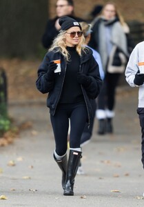 pamela-anderson-out-with-a-friend-in-central-park-in-new-york-11-04-2023-4.jpg