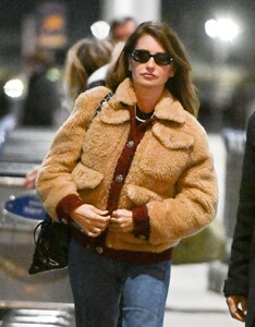 penelope-cruz-at-jfk-airport-11-28-2023-2.jpg