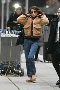 penelope-cruz-at-jfk-airport-11-28-2023-4.jpg