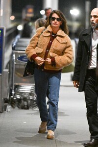 penelope-cruz-at-jfk-airport-11-28-2023-5.jpg