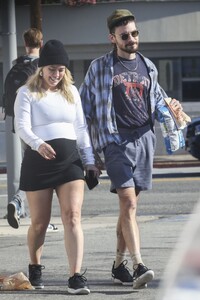 pregnant-hilary-duff-and-matthew-koma-out-on-christmas-eve-in-los-angeles-12-24-2023-0.jpg