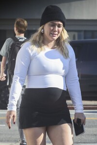 pregnant-hilary-duff-and-matthew-koma-out-on-christmas-eve-in-los-angeles-12-24-2023-1.jpg