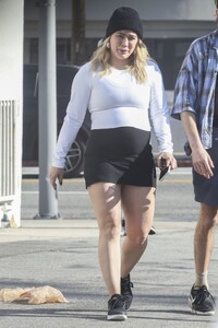 pregnant-hilary-duff-and-matthew-koma-out-on-christmas-eve-in-los-angeles-12-24-2023-2.jpg