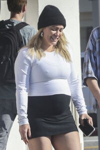 pregnant-hilary-duff-and-matthew-koma-out-on-christmas-eve-in-los-angeles-12-24-2023-4.jpg