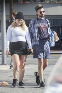 pregnant-hilary-duff-and-matthew-koma-out-on-christmas-eve-in-los-angeles-12-24-2023-5.jpg