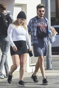pregnant-hilary-duff-and-matthew-koma-out-on-christmas-eve-in-los-angeles-12-24-2023-6.jpg