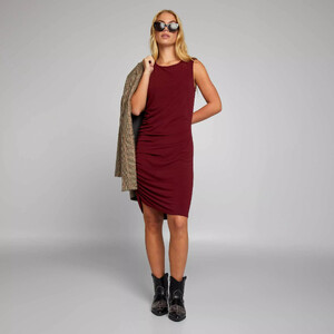 robe-drapee-sans-manches-rouge-bms01_2_zc1.jpg