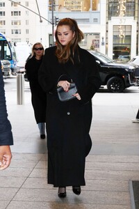 selena-gomez-out-and-about-in-new-york-12-12-2023-6.jpg