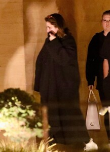 selena-gomez-out-for-dinner-with-friends-at-nobu-in-malibu-12-18-2023-2.jpg