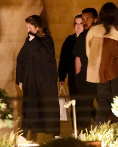 selena-gomez-out-for-dinner-with-friends-at-nobu-in-malibu-12-18-2023-3.jpg