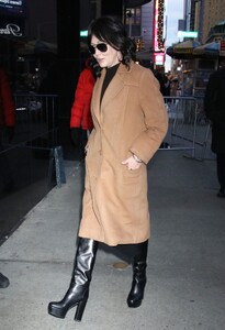 shannen-doherty-arrives-at-good-morning-america-in-new-york-12-06-2023-1.jpg