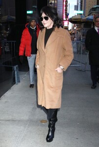 shannen-doherty-arrives-at-good-morning-america-in-new-york-12-06-2023-2.jpg