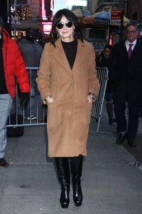 shannen-doherty-arrives-at-good-morning-america-in-new-york-12-06-2023-4.jpg