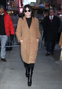 shannen-doherty-arrives-at-good-morning-america-in-new-york-12-06-2023-5.jpg