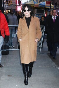 shannen-doherty-arrives-at-good-morning-america-in-new-york-12-06-2023-6.jpg