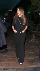 sofia-vergara-and-justin-saliman-out-for-dinner-date-in-los-angeles-11-06-2023-0.jpg