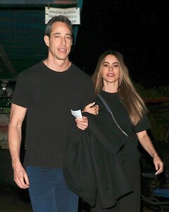 sofia-vergara-and-justin-saliman-out-for-dinner-date-in-los-angeles-11-06-2023-3.jpg
