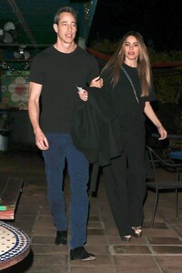 sofia-vergara-and-justin-saliman-out-for-dinner-date-in-los-angeles-11-06-2023-4.jpg