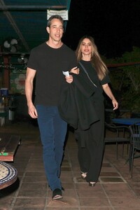 sofia-vergara-and-justin-saliman-out-for-dinner-date-in-los-angeles-11-06-2023-5.jpg