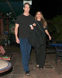sofia-vergara-and-justin-saliman-out-for-dinner-date-in-los-angeles-11-06-2023-6.jpg