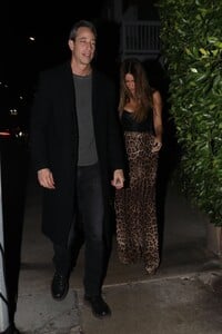 sofia-vergara-and-nick-loeb-out-for-dinner-date-in-santa-monica-11-04-2023-0.jpg