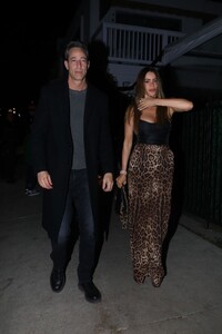 sofia-vergara-and-nick-loeb-out-for-dinner-date-in-santa-monica-11-04-2023-2.jpg