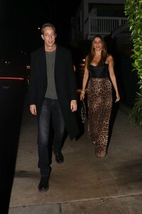 sofia-vergara-and-nick-loeb-out-for-dinner-date-in-santa-monica-11-04-2023-3.jpg